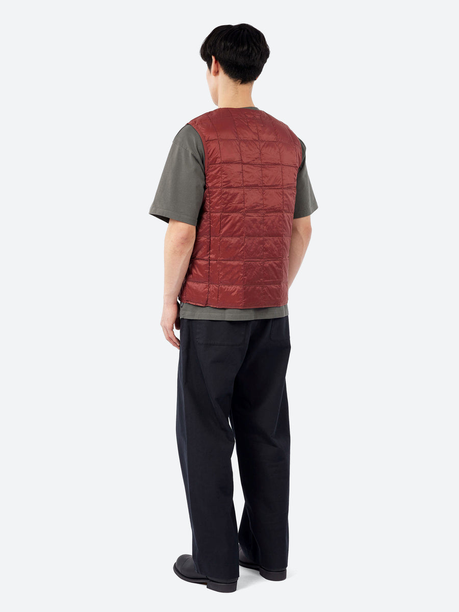 TAION - V-Neck Button Down Vest in Red Brown – gravitypope