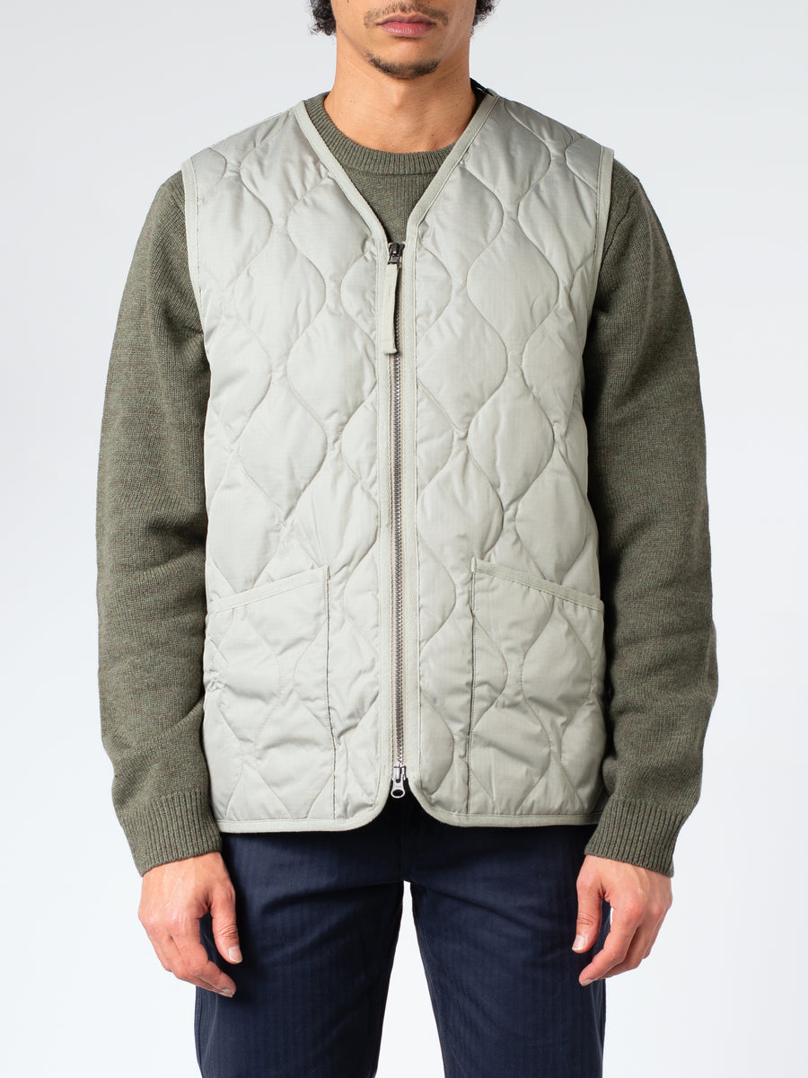 TAION - Military V-Neck Zip Down Vest in Dark Sage Green – gravitypope
