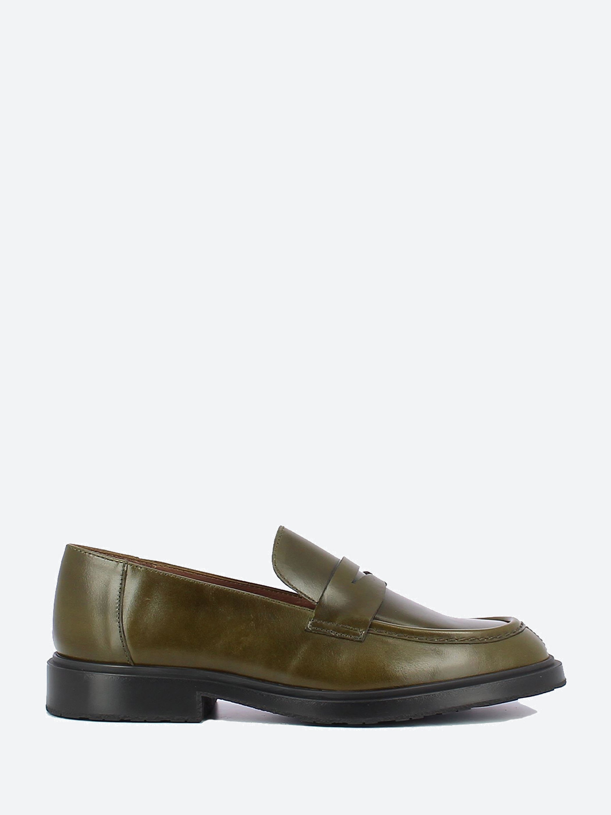 B-9104 Loafer