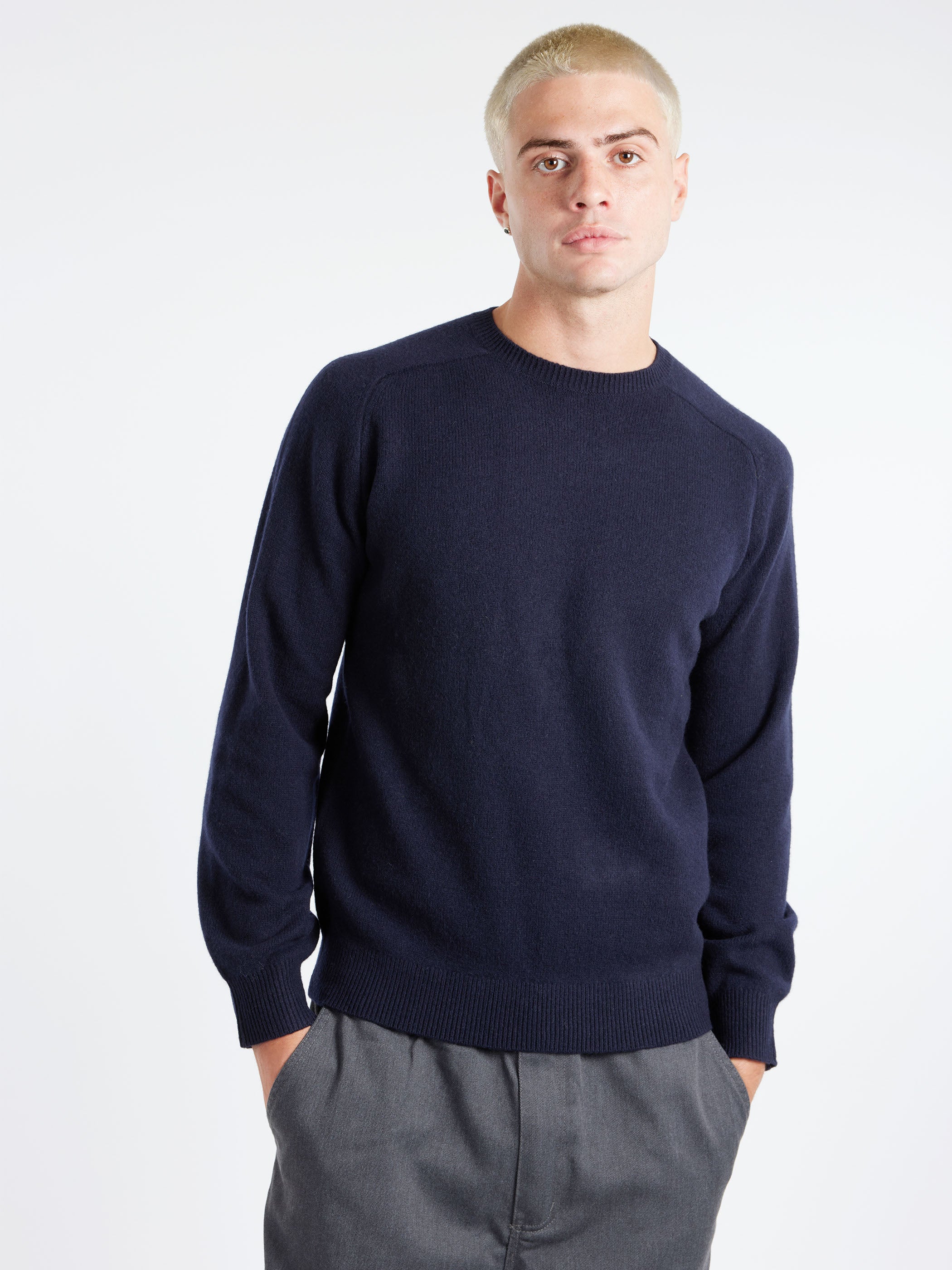 BEAMS PLUS - 9g Crew Knit in Navy – gravitypope