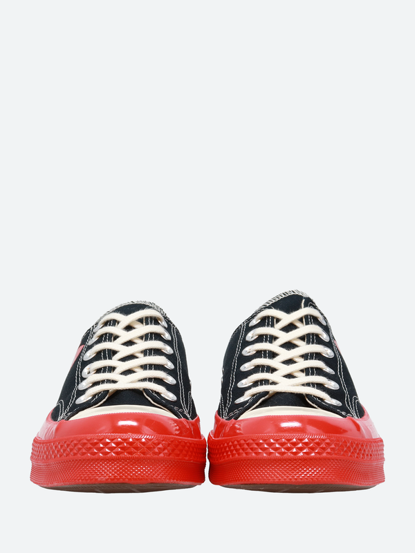 Low top 2025 converse on feet