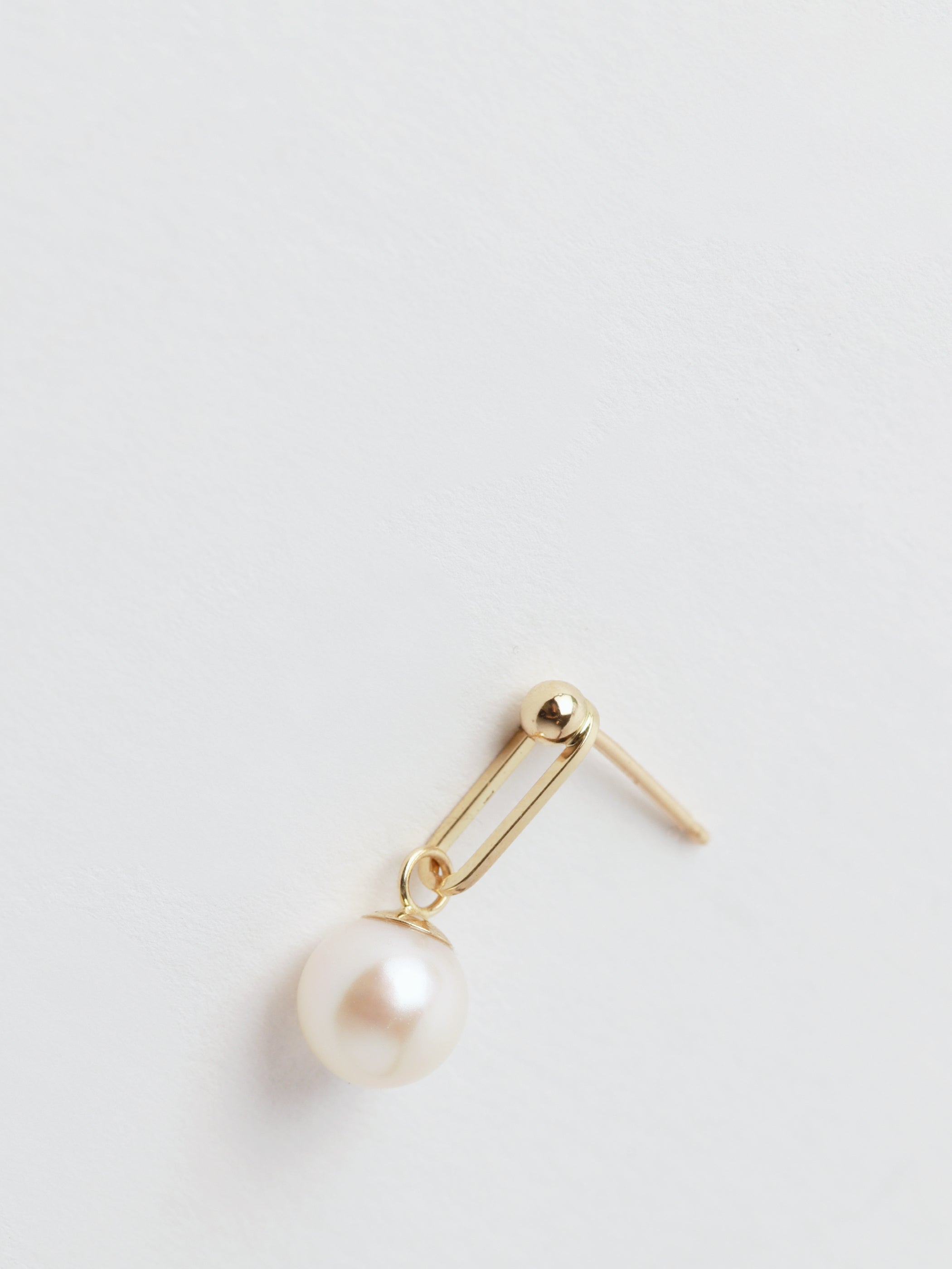 Gold Dot Link Pearl Earrings