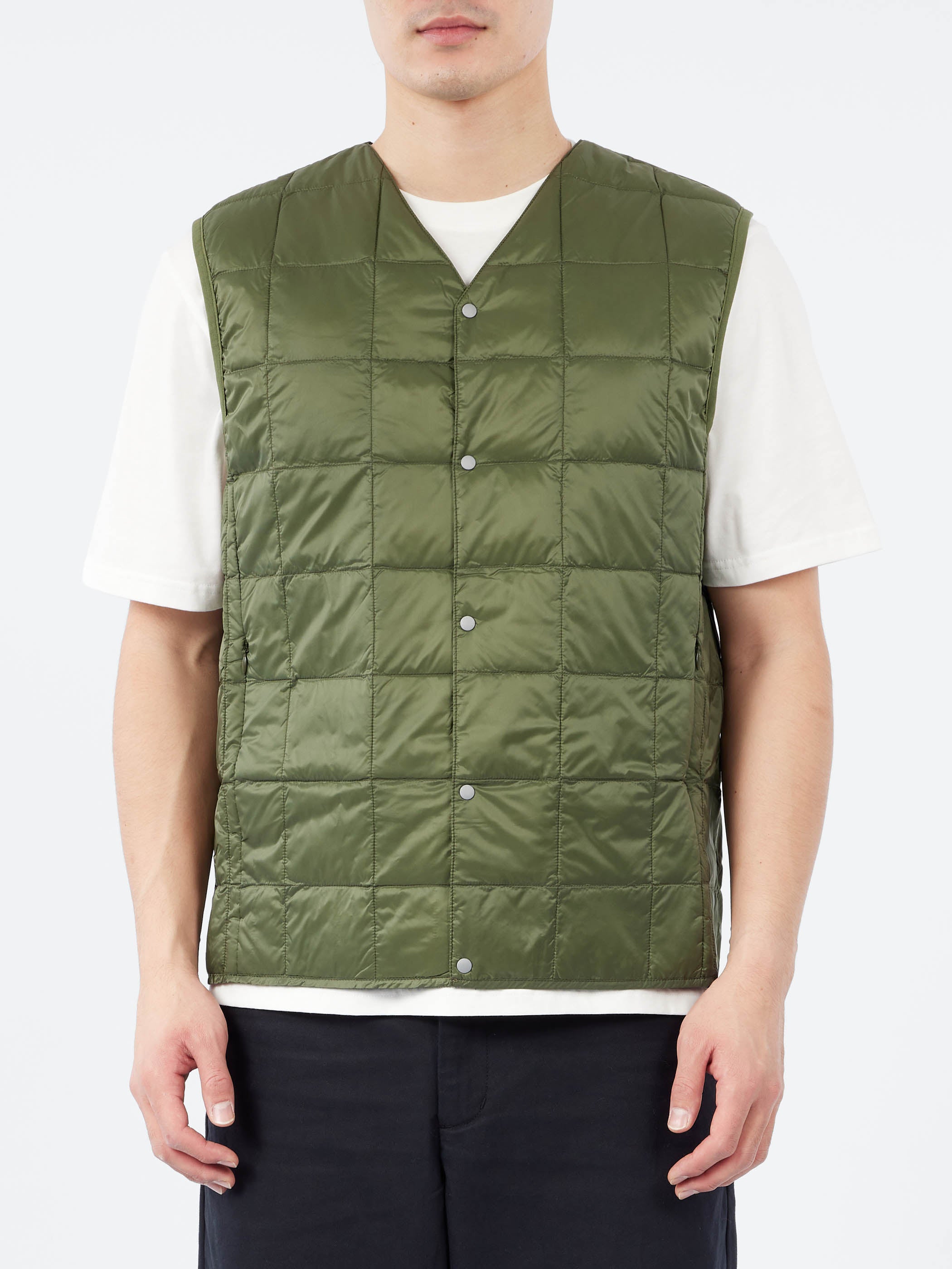 TAION - Military V-Neck Button Down Vest in Navy – gravitypope