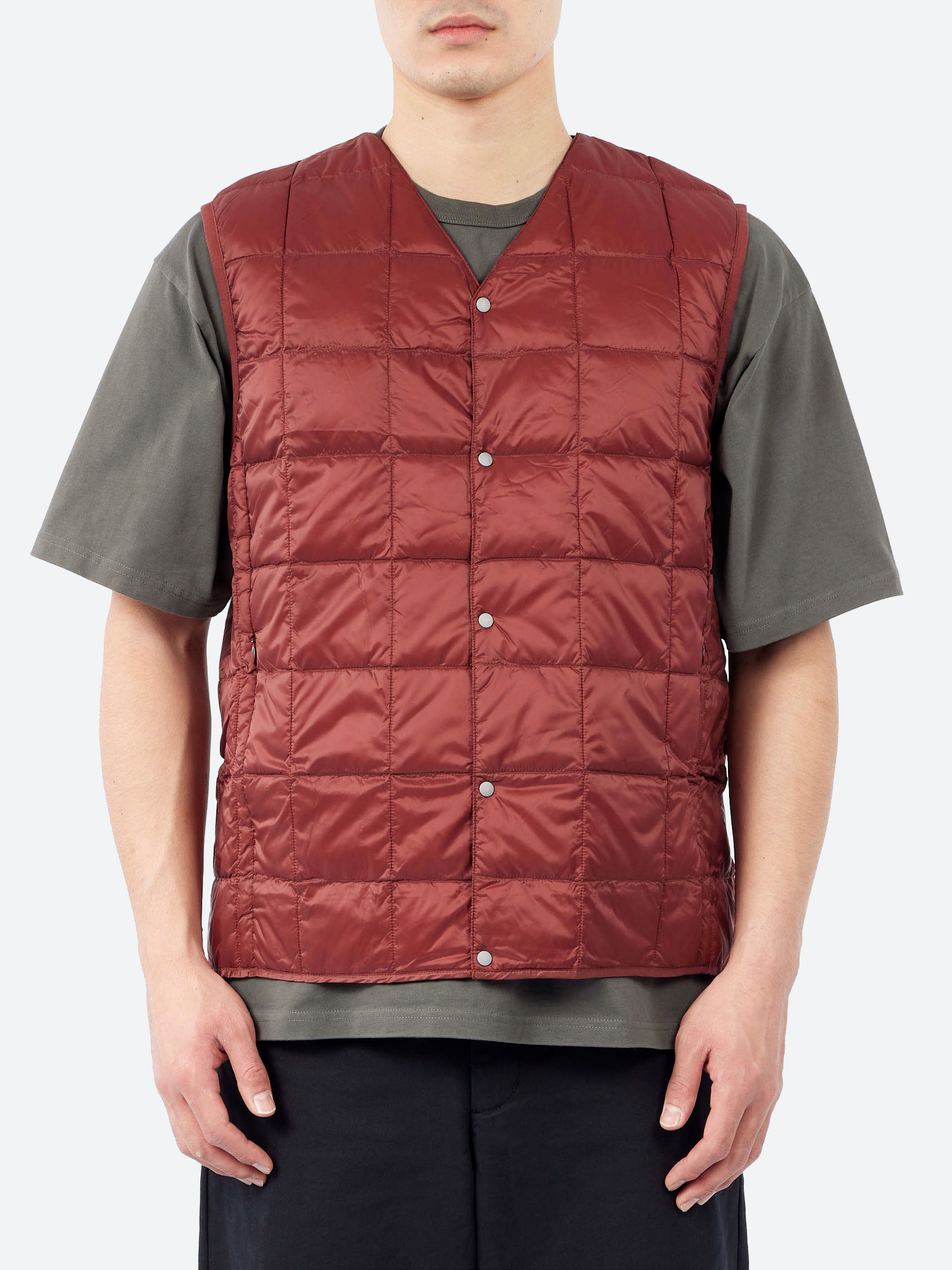 TAION - V-Neck Button Down Vest in Red Brown – gravitypope