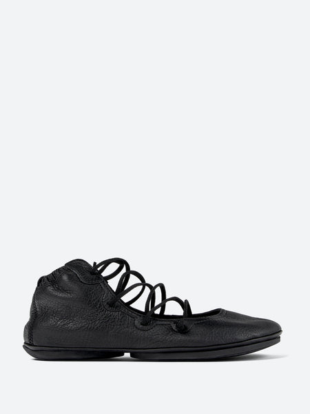 Camper - Right Nina Lace-Up Flats in Black – gravitypope